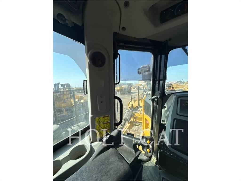 CAT D10T Pásové dozéry
