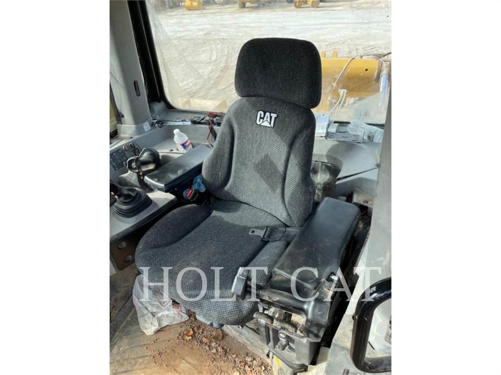 CAT D10T Pásové dozéry