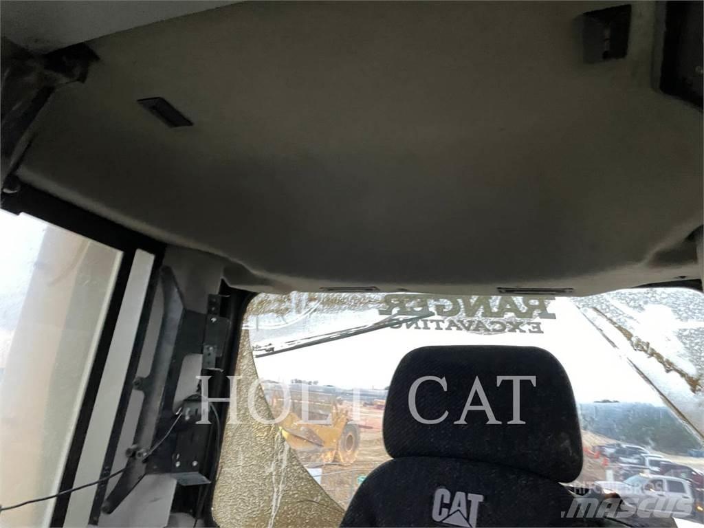 CAT D10T2 Pásové dozéry