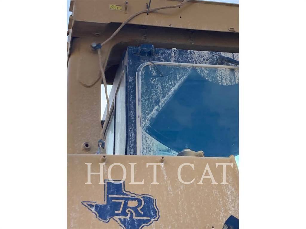 CAT D10T2 Pásové dozéry