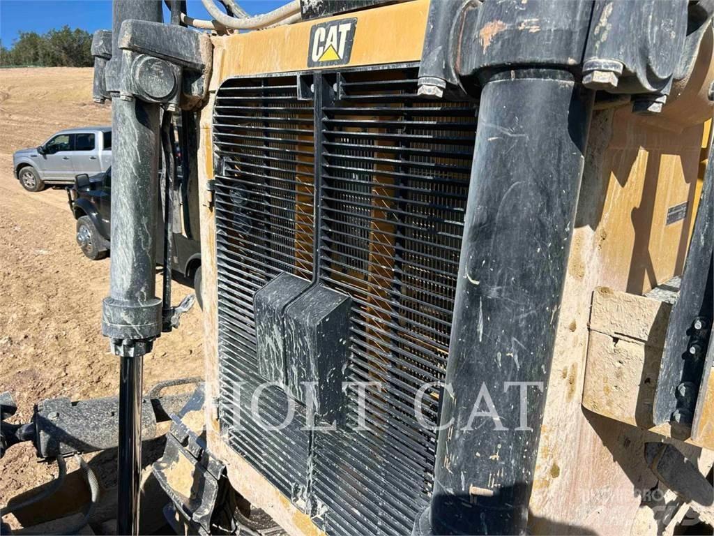 CAT D10T2 Pásové dozéry
