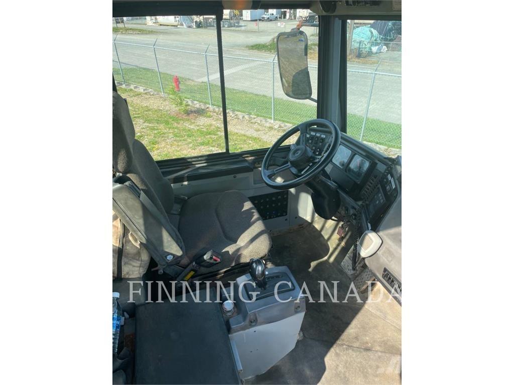 CAT D300E Kĺbové nákladné autá