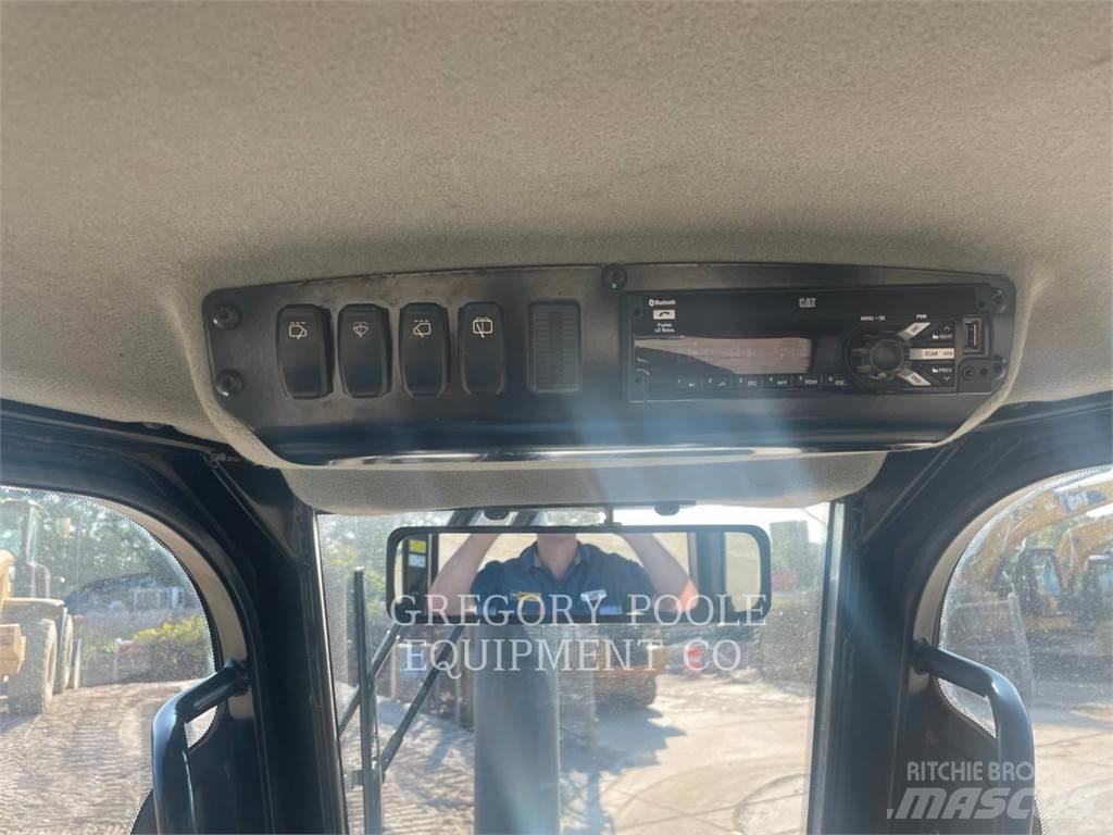 CAT D3K2LGP Pásové dozéry