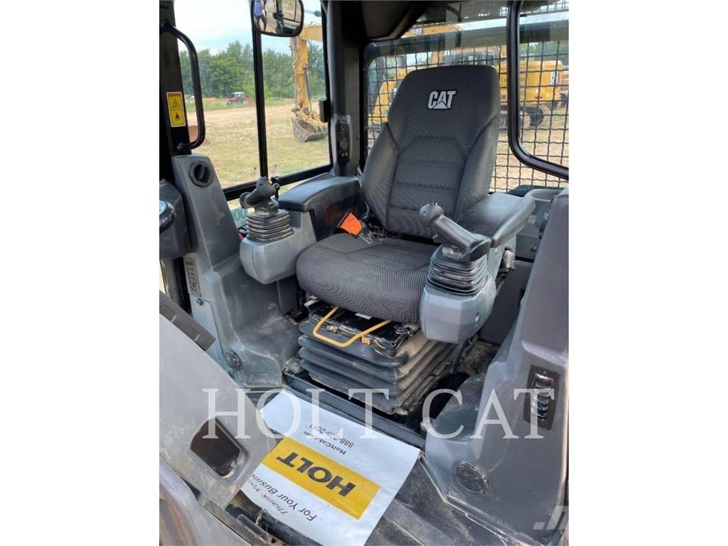 CAT D4 CAB Pásové dozéry