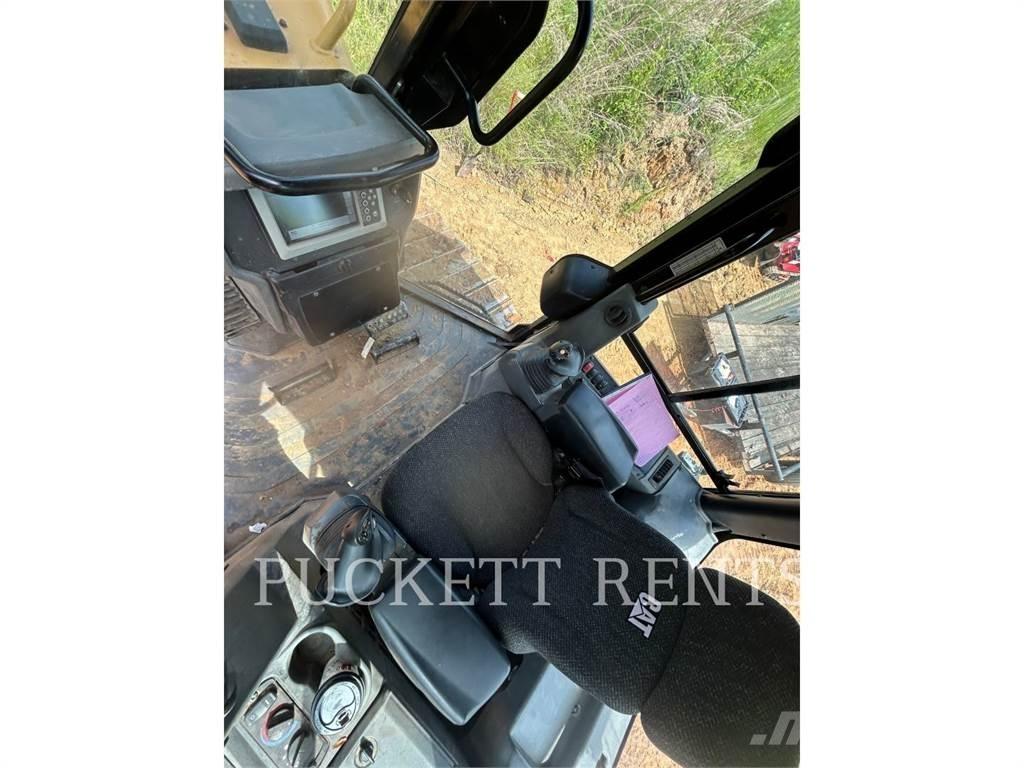 CAT D4K2LGP Pásové dozéry