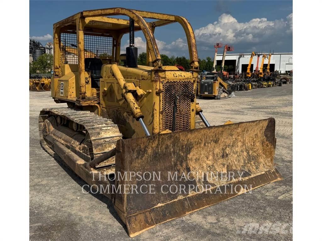 CAT D5B Pásové dozéry