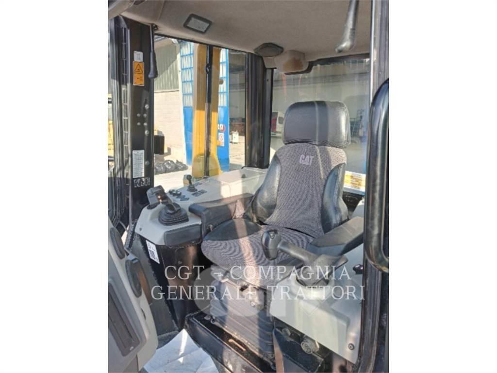 CAT D6N Pásové dozéry