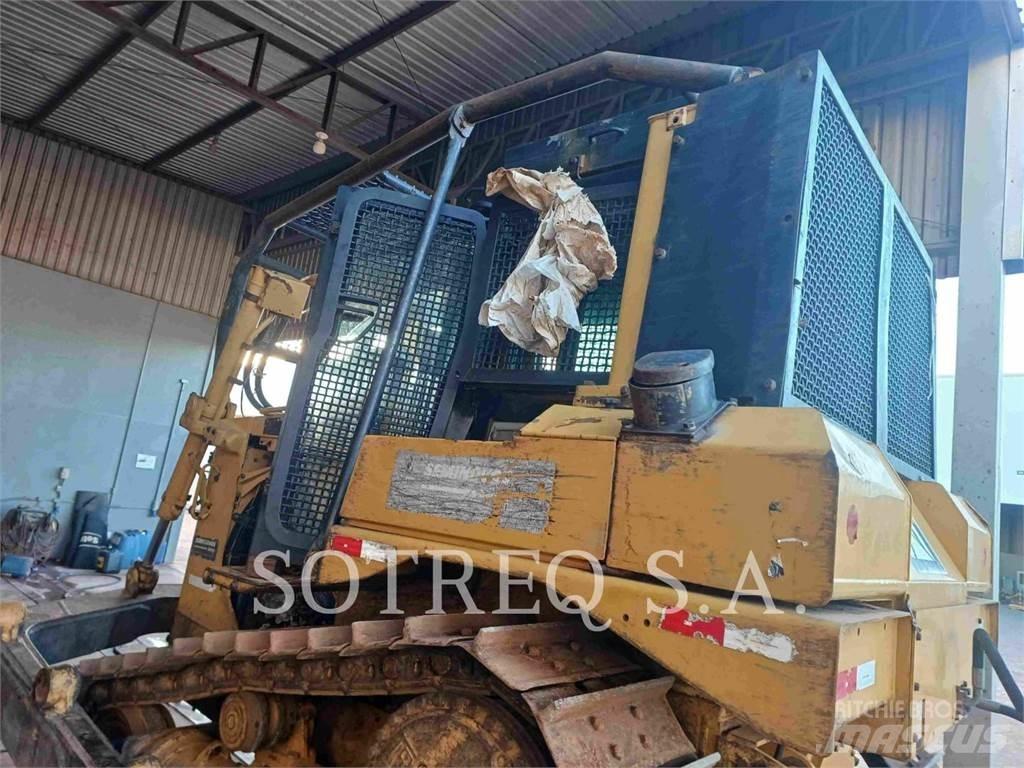 CAT D6T Pásové dozéry
