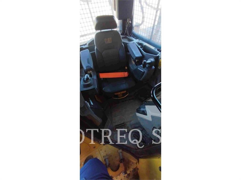 CAT D7 Pásové dozéry