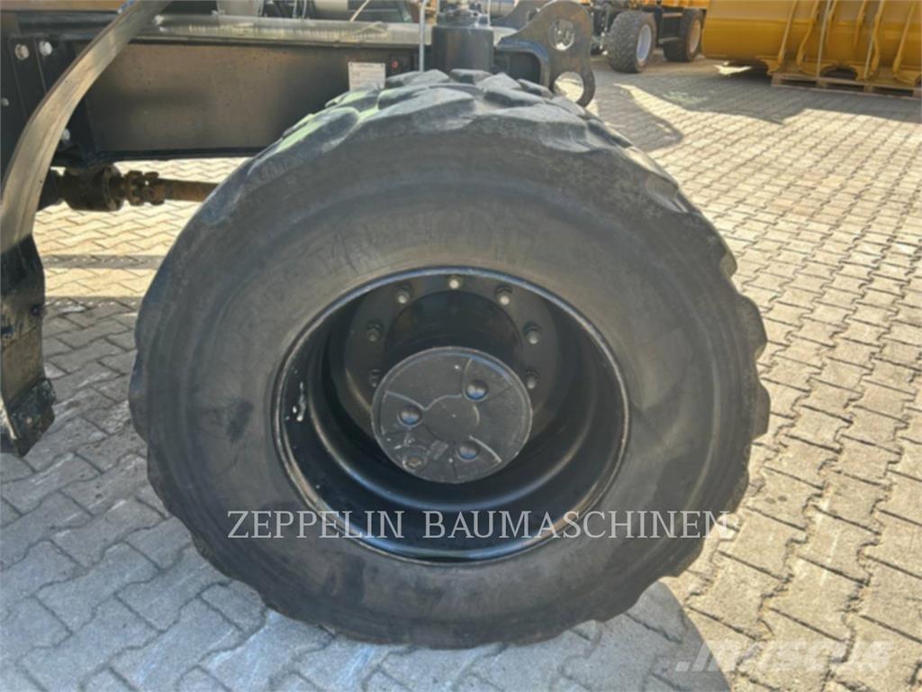 CAT M318-07A Kolesové rýpadlá