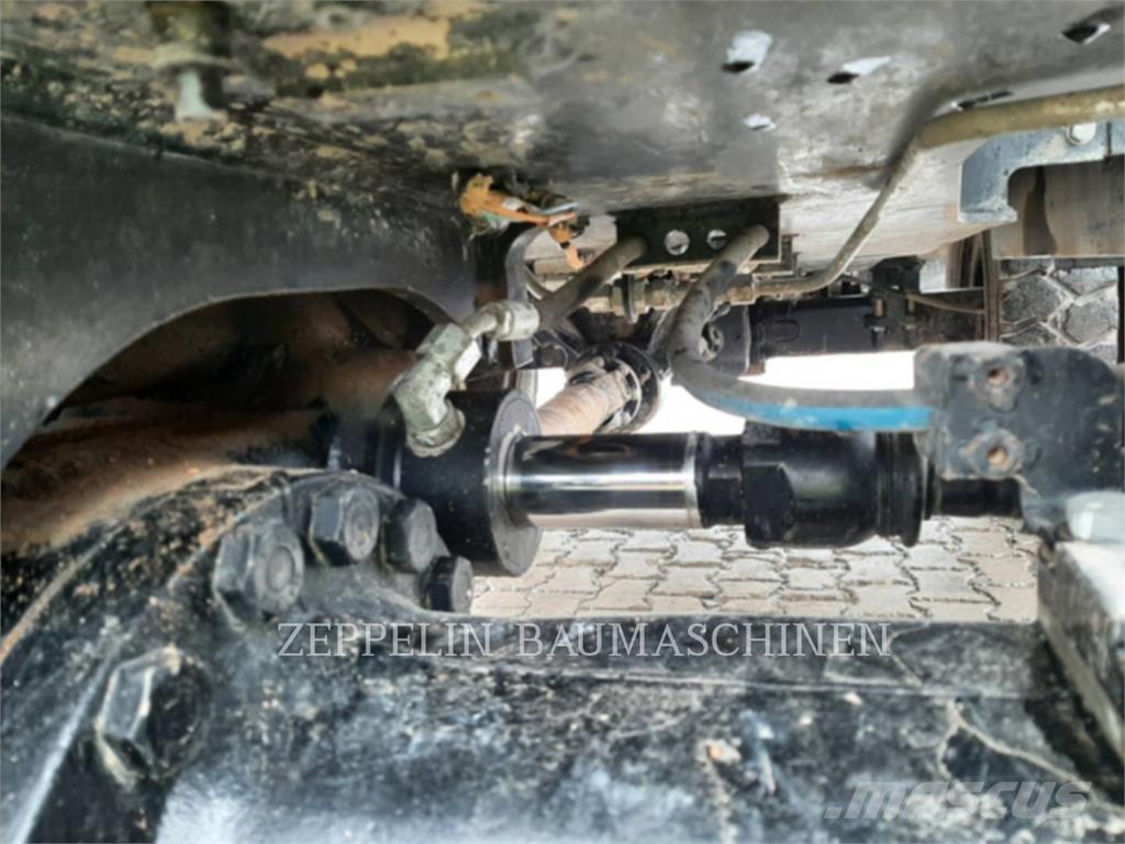 CAT M318-07A Kolesové rýpadlá