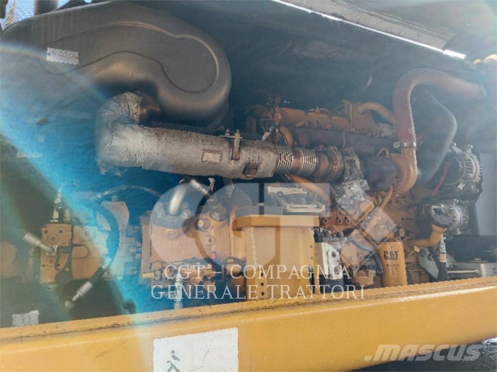 CAT MH 3024 Kolesové rýpadlá