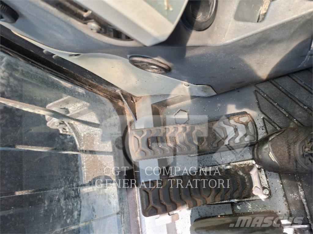 CAT MH 3024 Kolesové rýpadlá