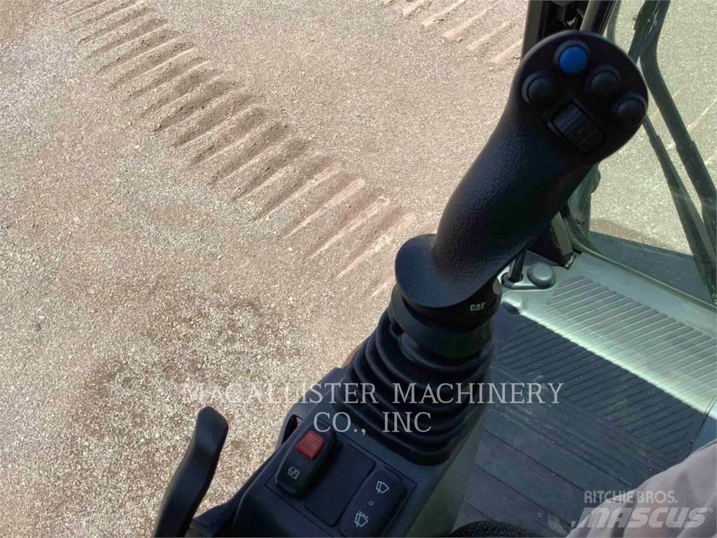 CAT MH3024 Kolesové rýpadlá