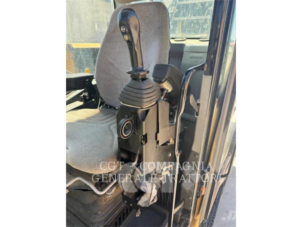 CAT MH3024 Kolesové rýpadlá