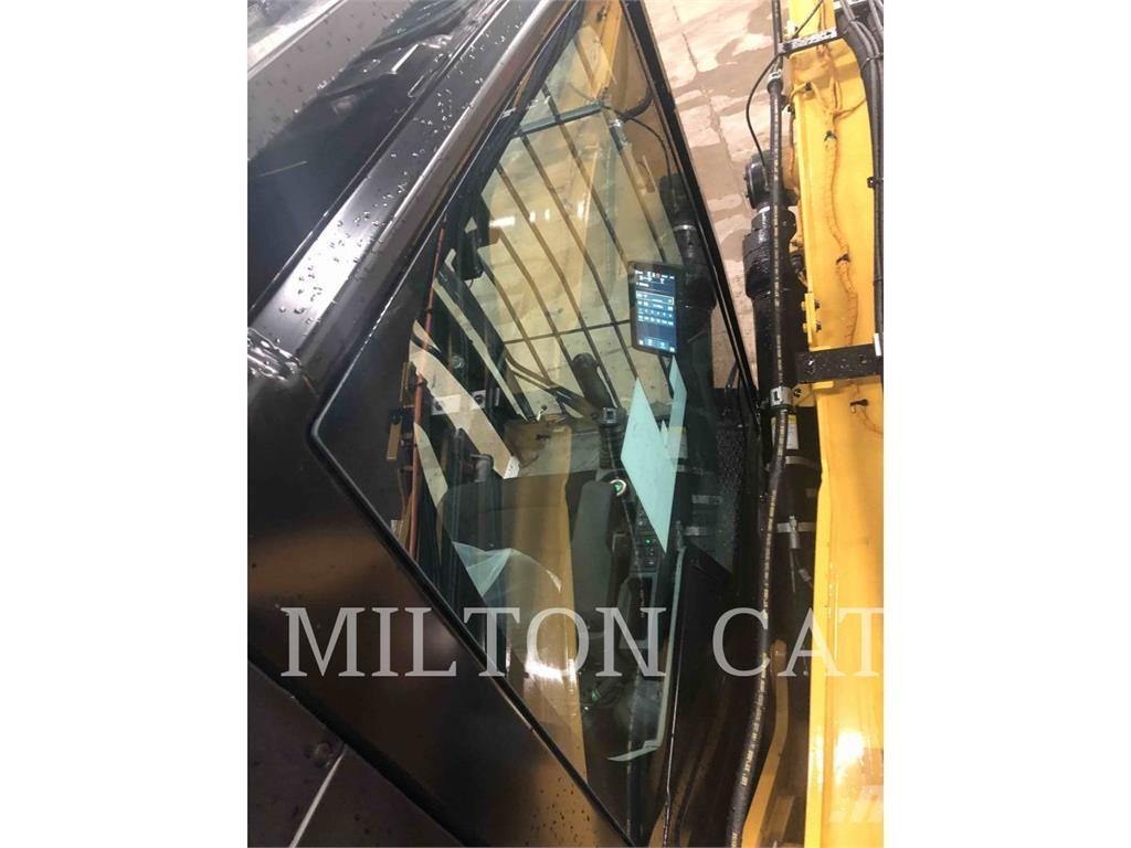 CAT MH3026 Kolesové rýpadlá