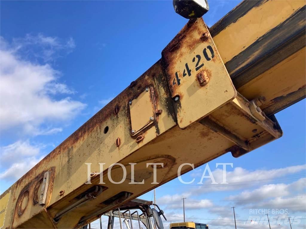CAT TH63 Teleskopické manipulátory