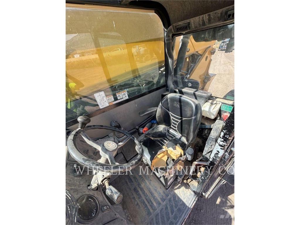 CAT TL943C CAB Teleskopické manipulátory