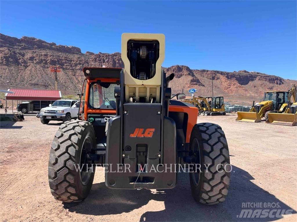 JLG 1055 Teleskopické manipulátory