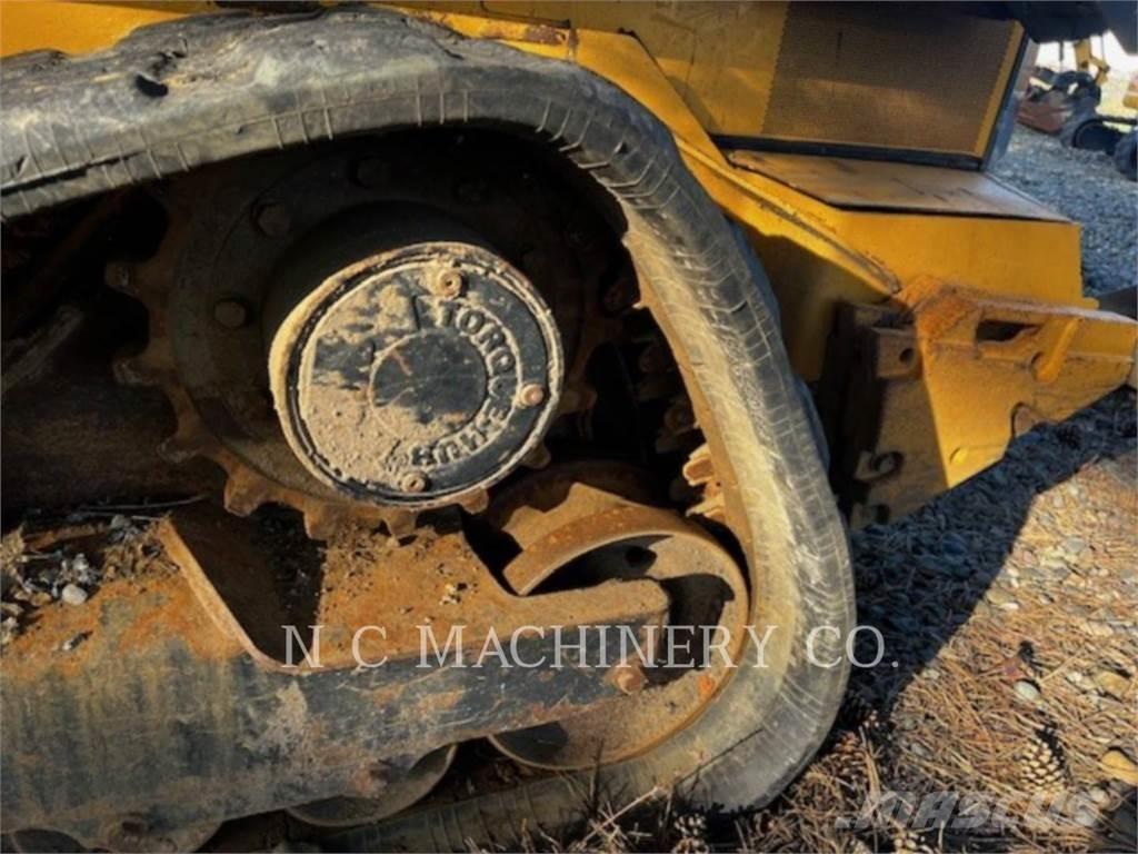 John Deere 331G Šmykom riadené nakladače