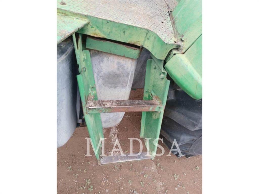 John Deere 6415 Traktory