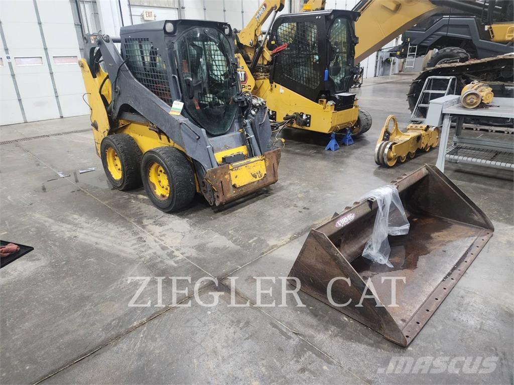 John Deere & CO. 318G Šmykom riadené nakladače