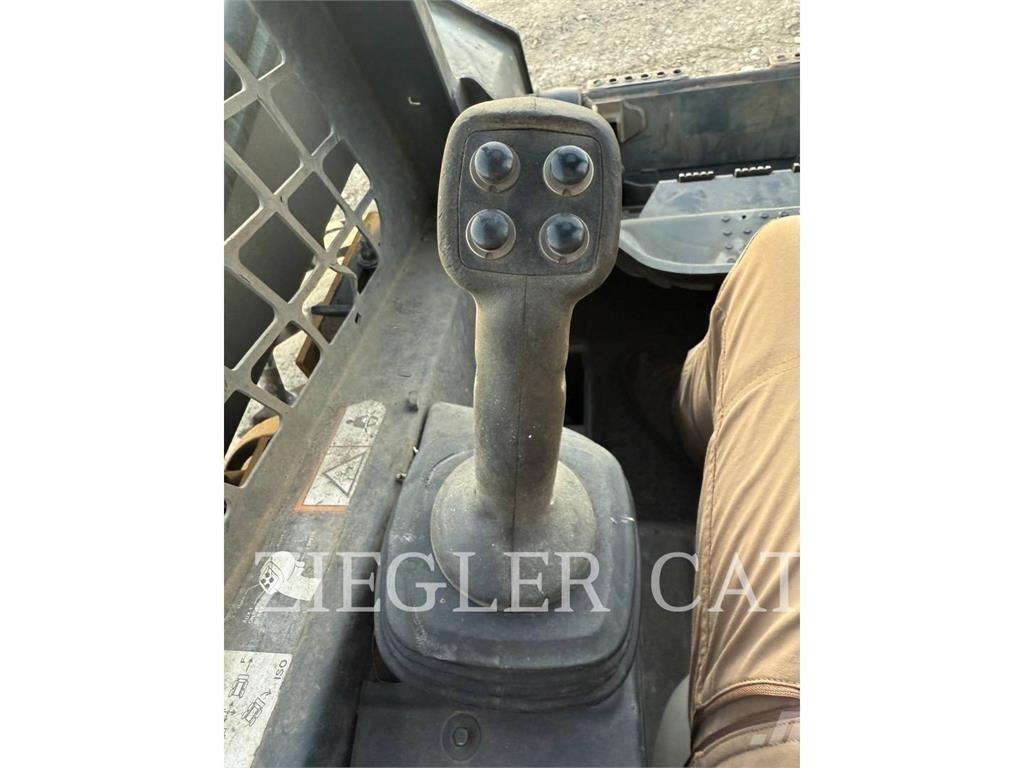 John Deere & CO. 320 D Šmykom riadené nakladače