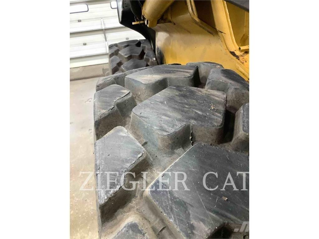 John Deere & CO. 320 D Šmykom riadené nakladače