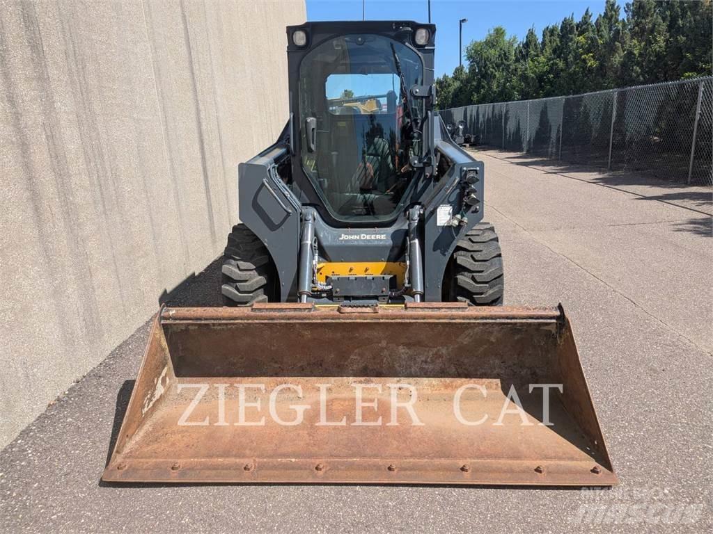 John Deere & CO. 320G Šmykom riadené nakladače