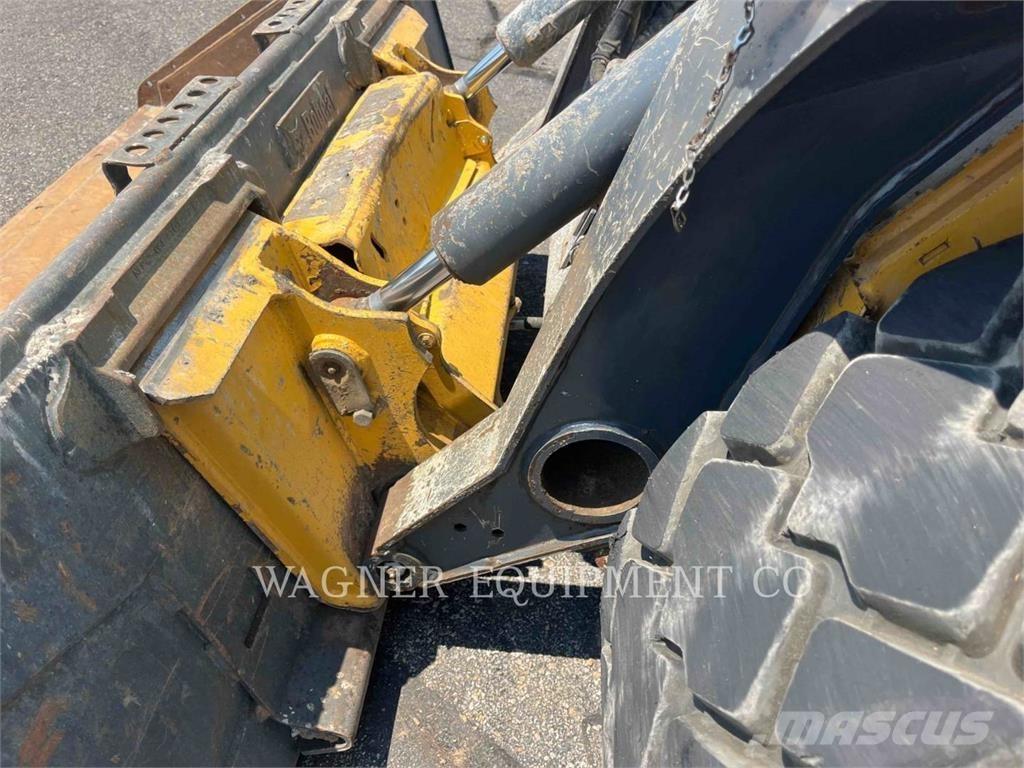 John Deere & CO. 324G Šmykom riadené nakladače