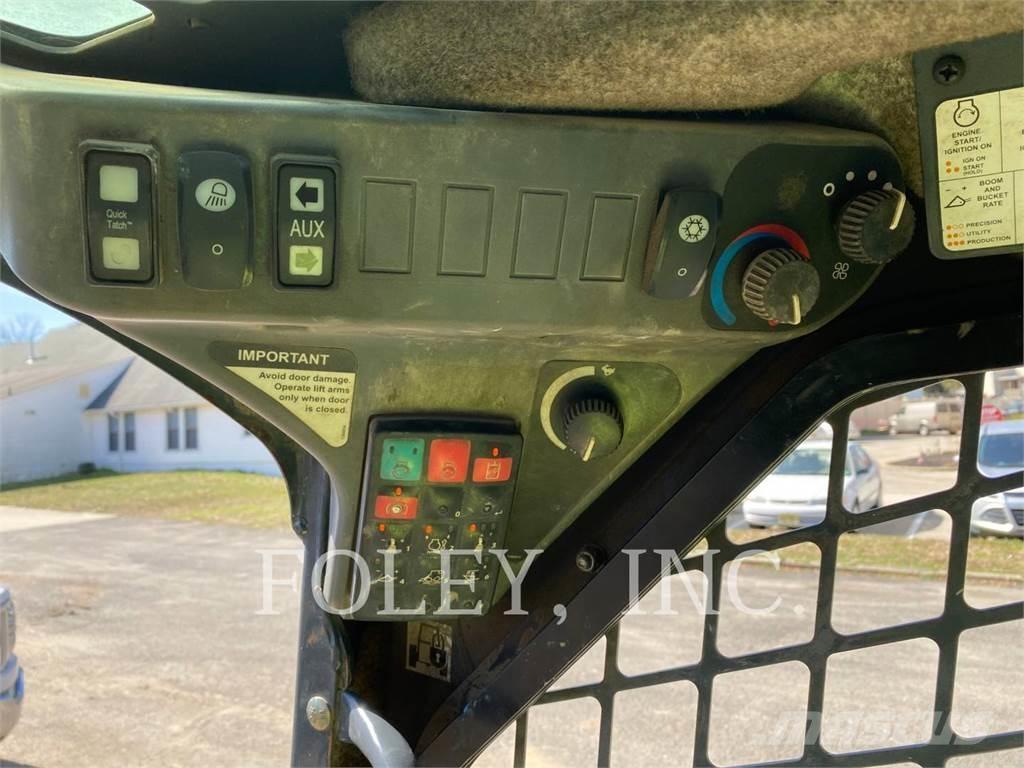 John Deere & CO. 330G Šmykom riadené nakladače