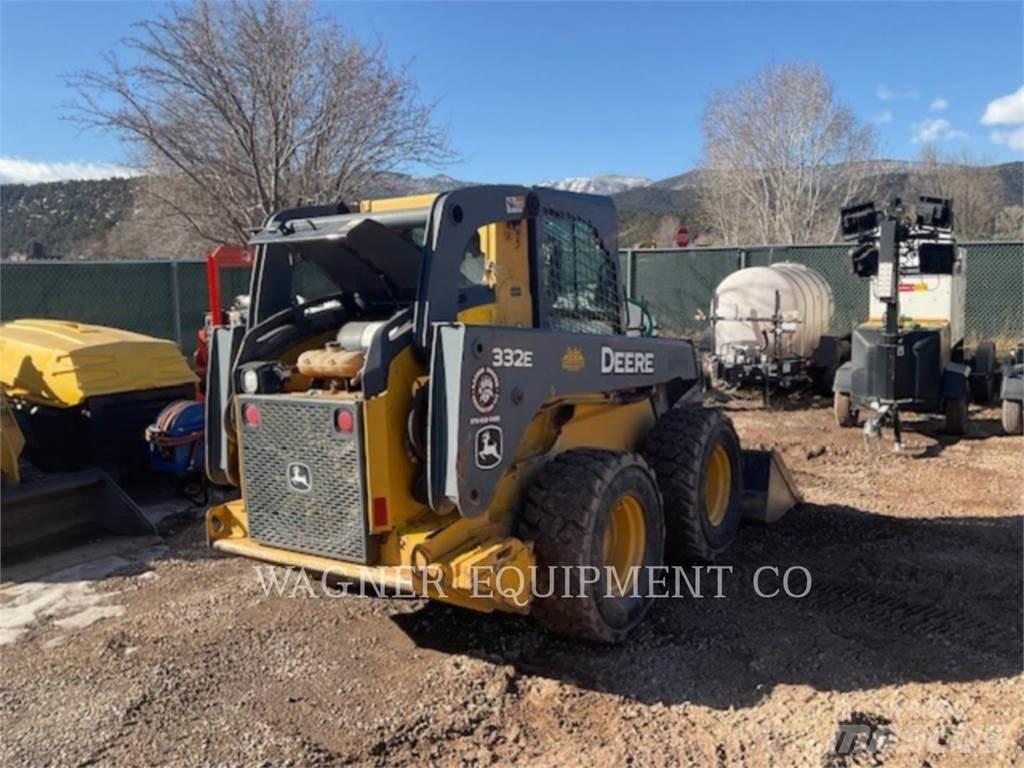 John Deere & CO. 332E Šmykom riadené nakladače