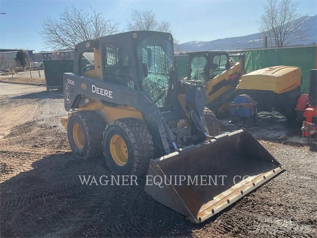 John Deere & CO. 332E Šmykom riadené nakladače