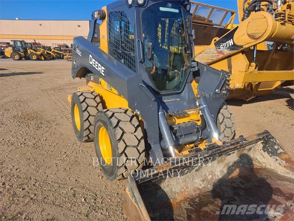 John Deere & CO. 332G Šmykom riadené nakladače