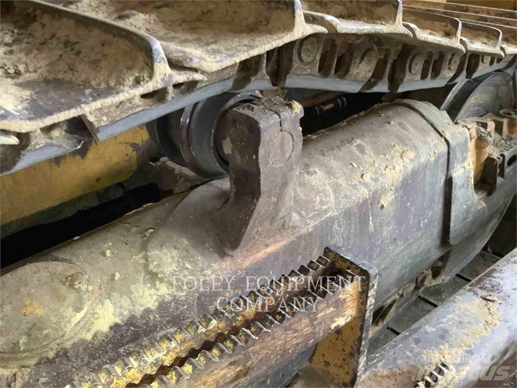 Komatsu D65EX17 Pásové dozéry