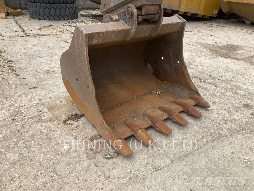 Komatsu PC210-11E0 Pásové rýpadlá