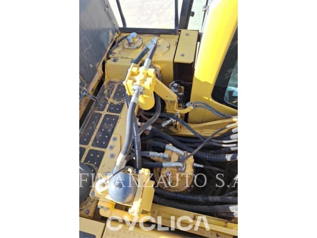 Komatsu PC490 Pásové rýpadlá