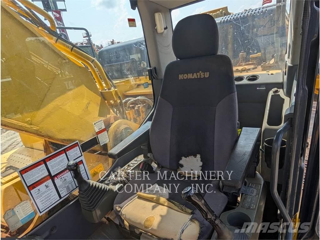 Komatsu PC490 Pásové rýpadlá