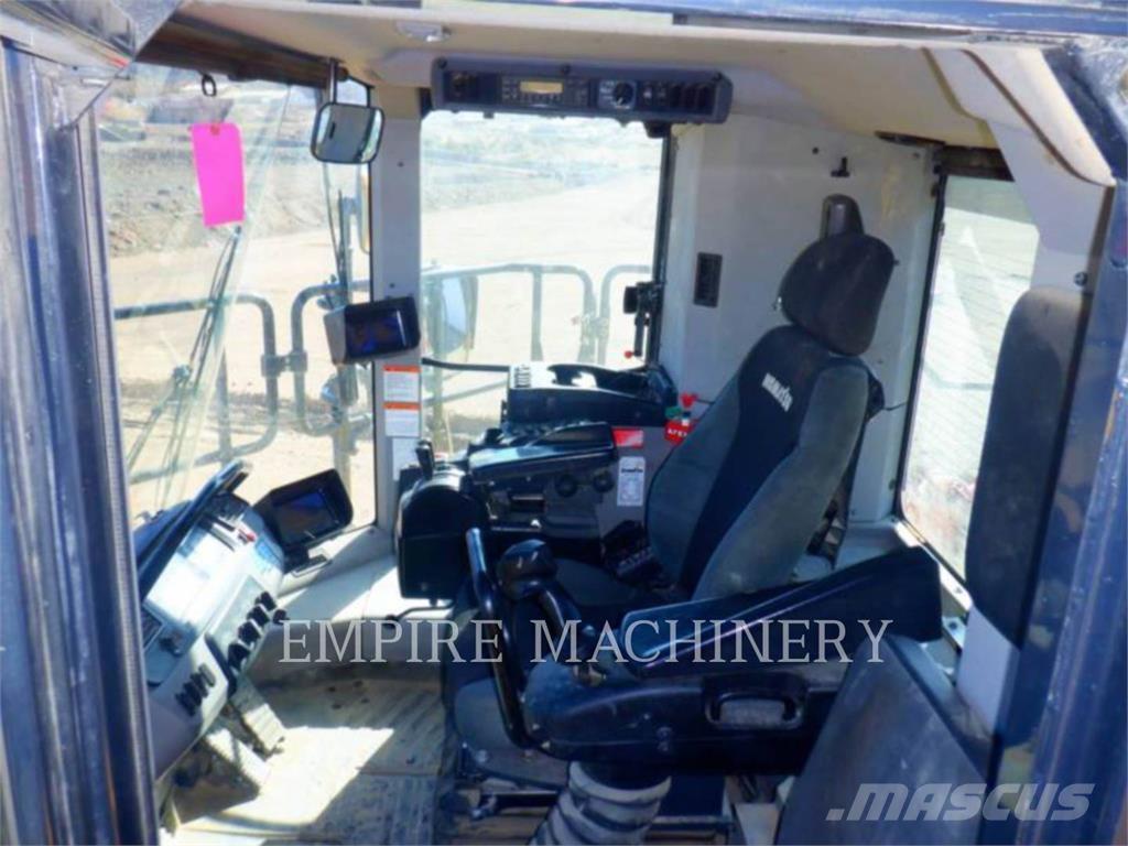 Komatsu WA900-8 Kolesové nakladače