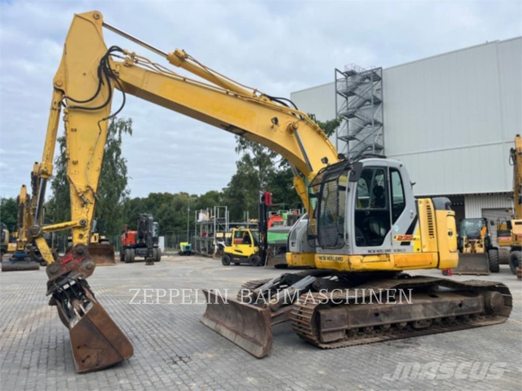 New Holland E235 Pásové rýpadlá