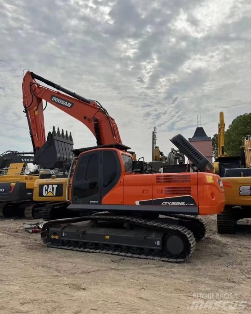 Doosan DX 225 Pásové rýpadlá