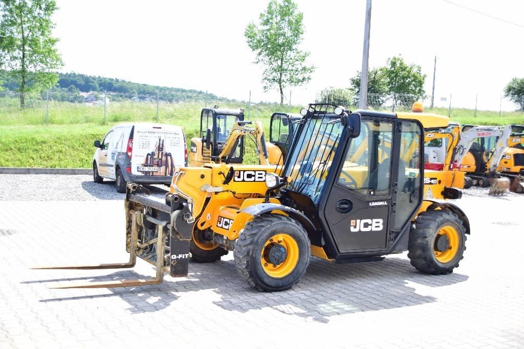 JCB 525-60 HiVIZ Teleskopické manipulátory