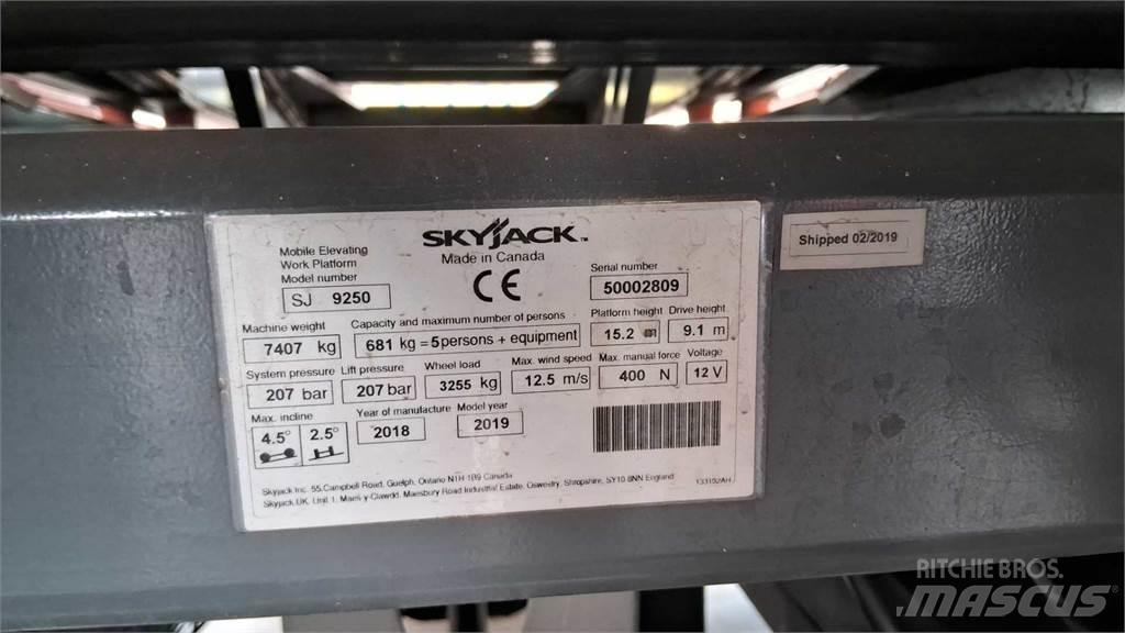 SkyJack 9250RT Nožnicové zdvíhacie plošiny