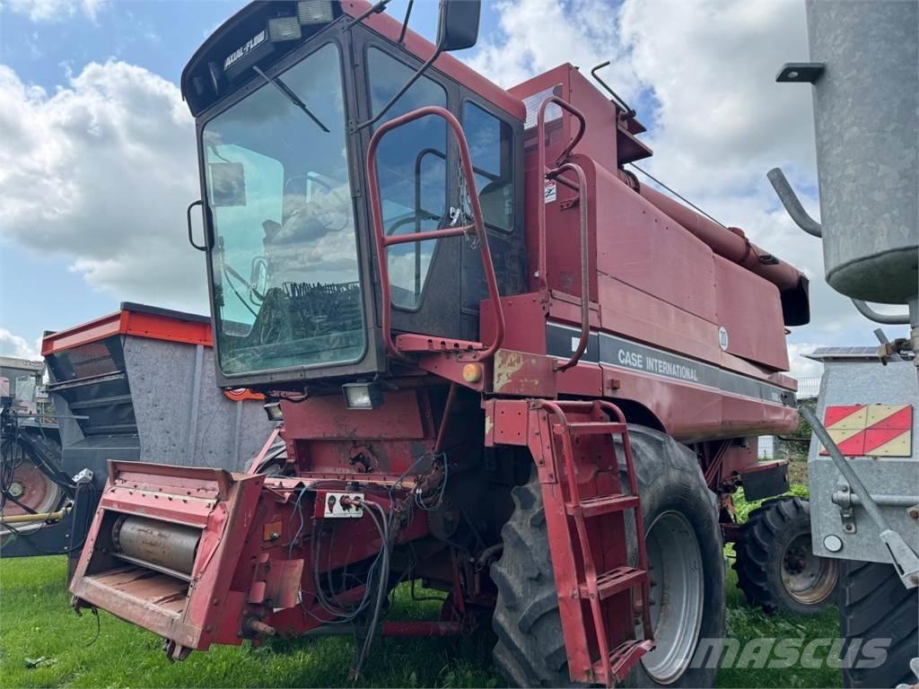 Case IH 1680 Axial Kombinované zberacie stroje