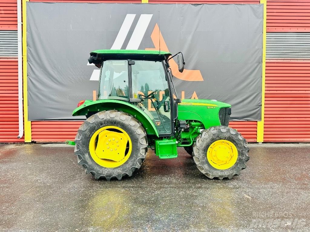 John Deere 5055 E Traktory