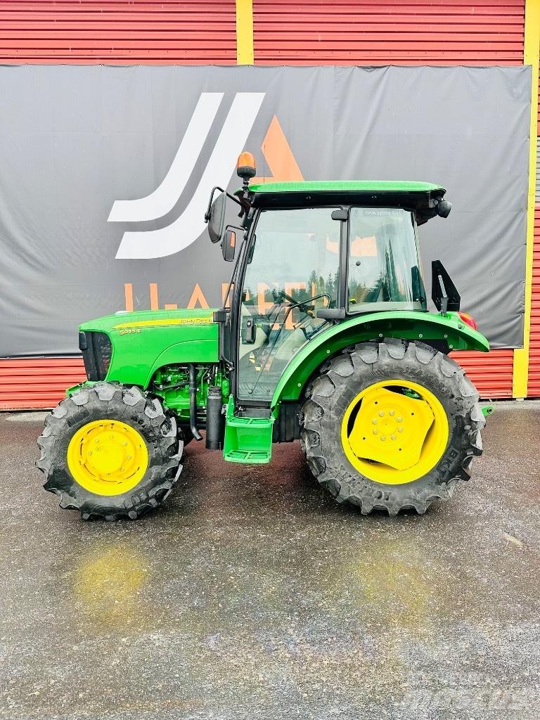 John Deere 5055 E Traktory