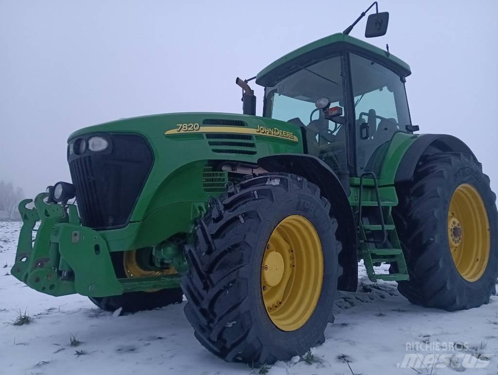 John Deere 7820 Traktory