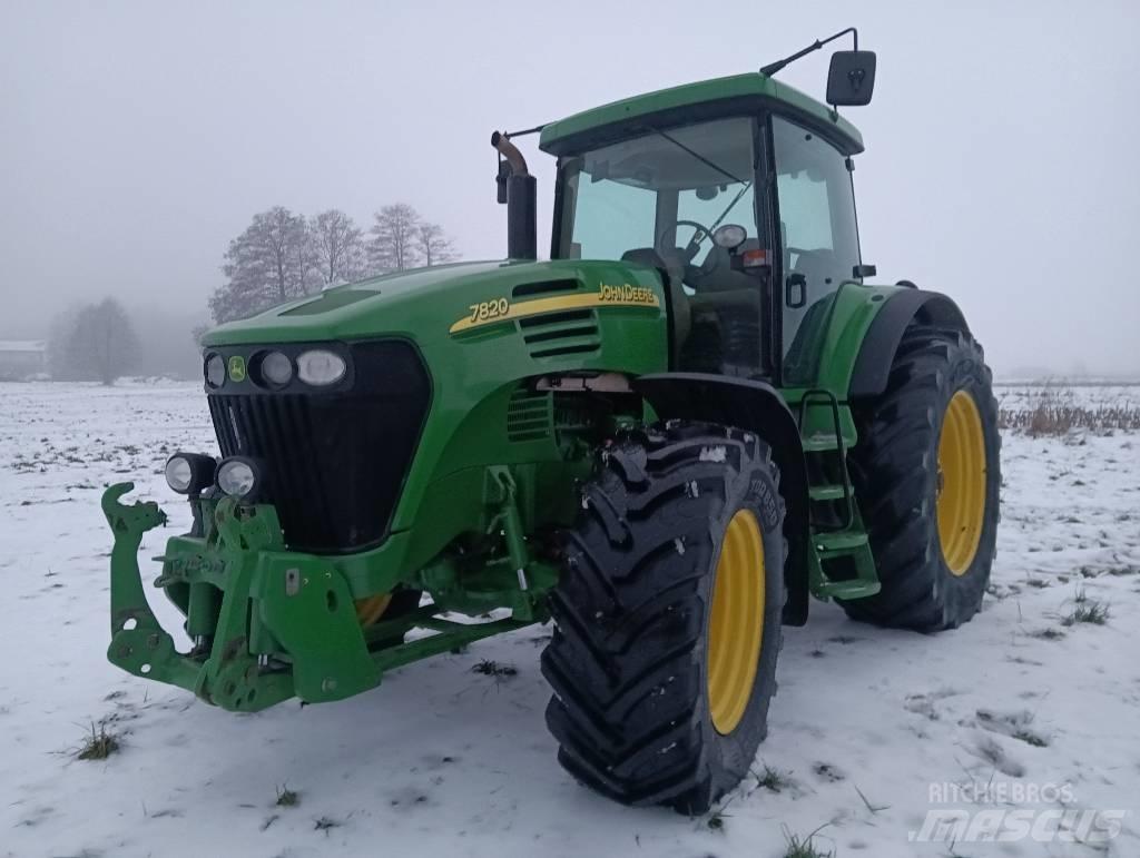 John Deere 7820 Traktory
