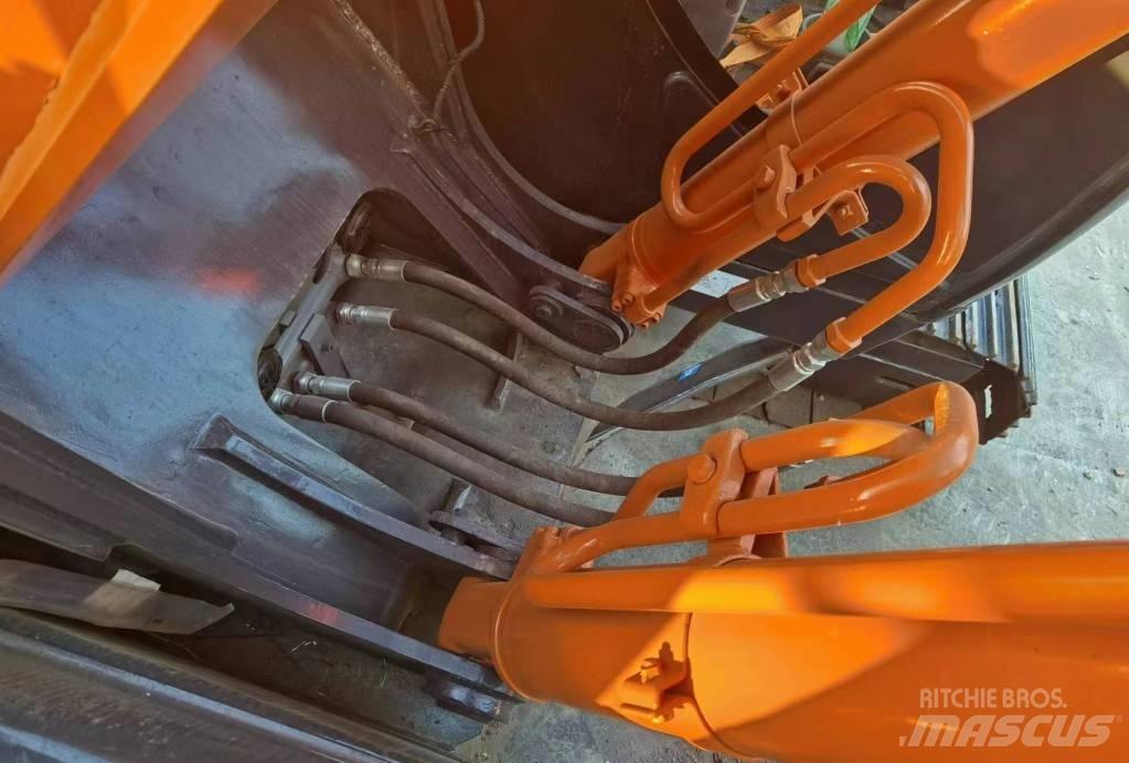 Hitachi ZX 200 Pásové rýpadlá