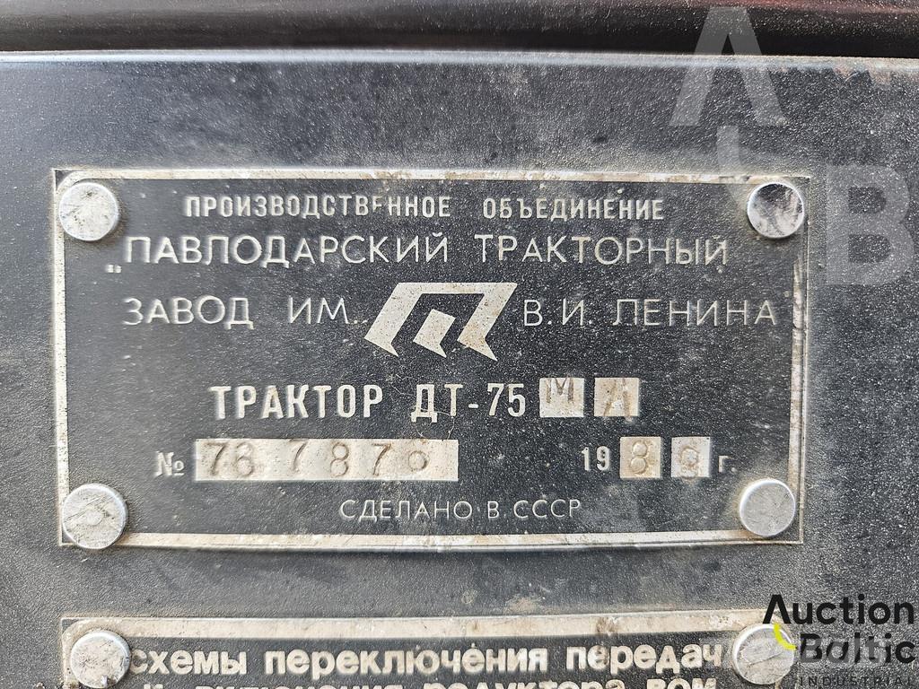  Onbekend DT-75 Traktory